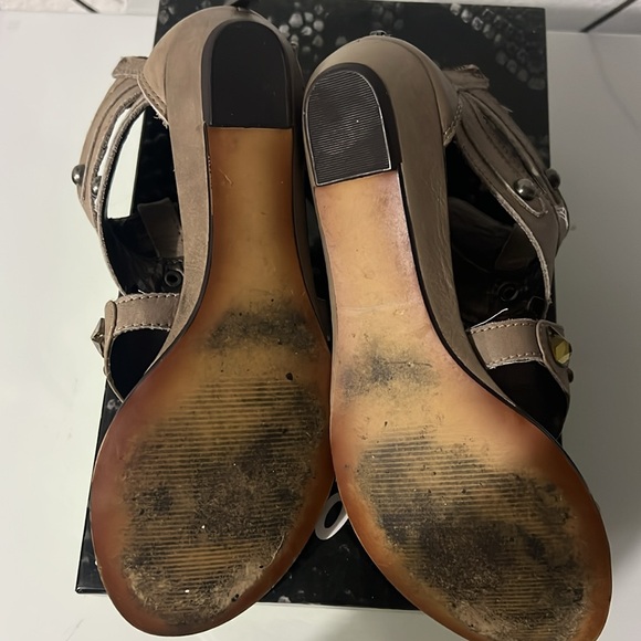 Preowned Sam Edelman Grey leather bejeweled buckle/zipper flat sandals. Sz 7.5M - Picture 10 of 10